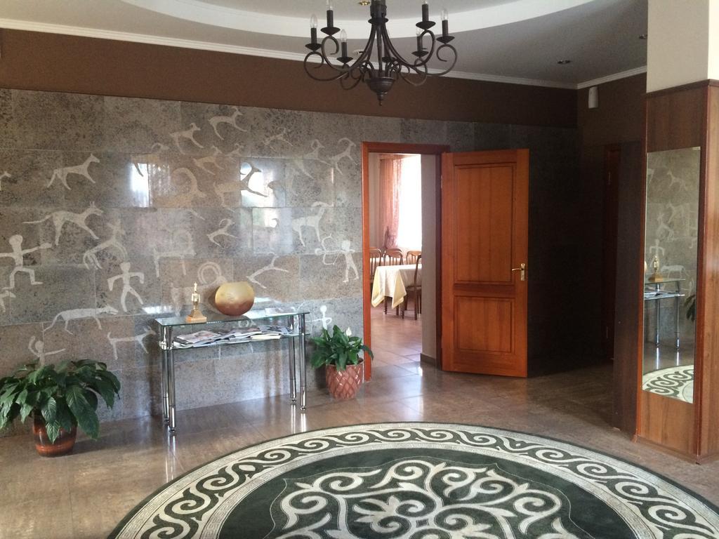 Altyn Adam Hotel Pavlodar Kültér fotó